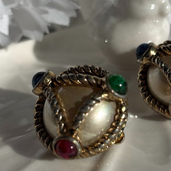 CAROLEE FAUX PEARL CABACHON CLIP EARRINGS - Picture 4 of 8